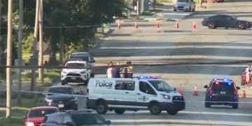 Tres muertos y cinco heridos tras tiroteo en un estacionamiento en Kansas City, Missouri