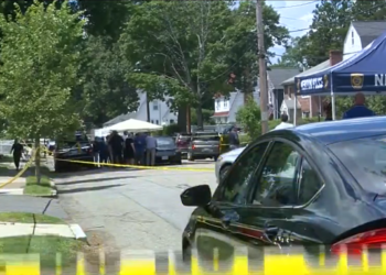 Mueren 3 ancianos apuñalados en una vivienda de Massachusetts