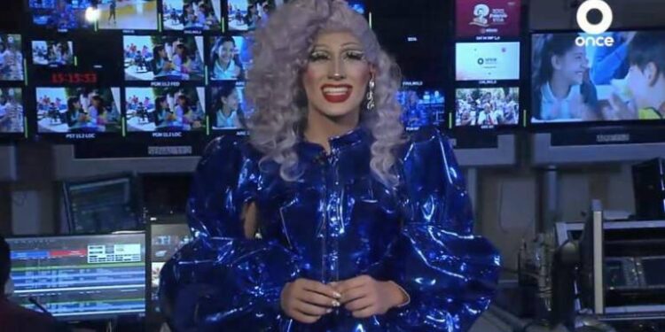Noticiero en México hace historia al tener primera presentadora Drag
