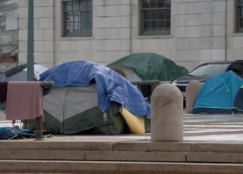 McKee destina más de 9 millones de dólares a ayudar a combatir la situación de las personas sin hogar