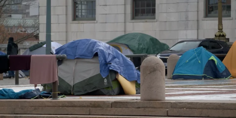 McKee destina más de 9 millones de dólares a ayudar a combatir la situación de las personas sin hogar