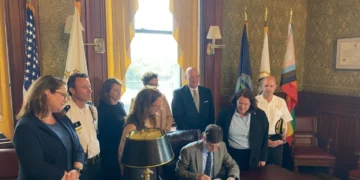 Smiley firma el presupuesto de 583 millones de dólares del Ayuntamiento de Providence