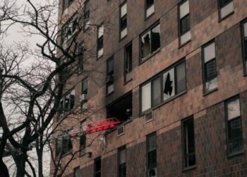 Incendio en edificio de apartamentos en Brooklyn deja cuatro heridos, entre ellos tres niños