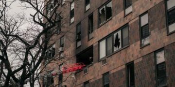 Incendio en edificio de apartamentos en Brooklyn deja cuatro heridos, entre ellos tres niños