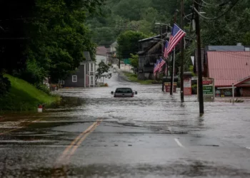 La crecida de un río amenaza la capital de Vermont mientras los equipos rescatan a más de 100 personas de las aguas rápidas
