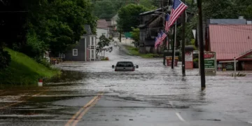 La crecida de un río amenaza la capital de Vermont mientras los equipos rescatan a más de 100 personas de las aguas rápidas