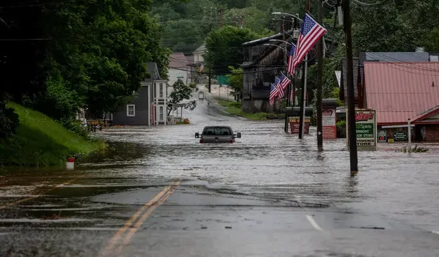 La crecida de un río amenaza la capital de Vermont mientras los equipos rescatan a más de 100 personas de las aguas rápidas