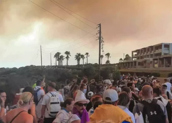 Las autoridades griegas evacuan a unas 19.000 personas por un incendio forestal en la isla de Rodas