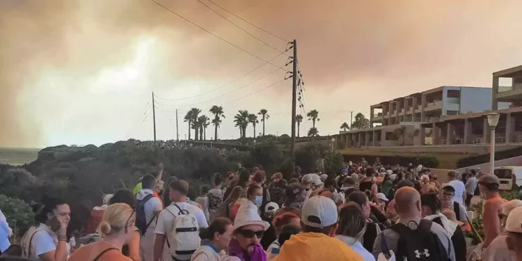 Las autoridades griegas evacuan a unas 19.000 personas por un incendio forestal en la isla de Rodas