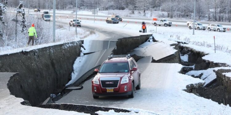 Terremoto de 7.2 sacude Alaska y causa terror en la población de Anchorage y otras ciudades cercanas al epicentro del sismo