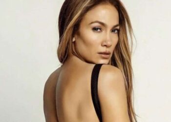 Jennifer López está de cumpleaños y lo celebra posando con un sexy conjunto de lencería