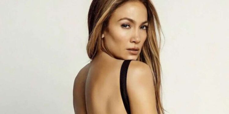 Jennifer López está de cumpleaños y lo celebra posando con un sexy conjunto de lencería