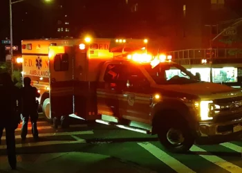 Triángulo amoroso terminó en tragedia en Nueva York: un muerto y dos heridos baleados en la calle de madrugada