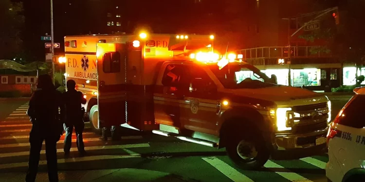 Triángulo amoroso terminó en tragedia en Nueva York: un muerto y dos heridos baleados en la calle de madrugada
