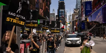 ¿Por qué las celebridades de Hollywood están en huelga? Cuánto ganan los actores y otras cifras clave