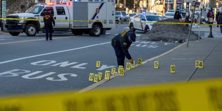 El tiroteo masivo el 4 de julio en Filadelfia fue «obviamente planeado», dice el fiscal del caso, pero la investigación podría llevar meses