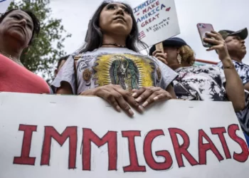 Organizaciones civiles anuncian primera demanda contra Ron DeSantis por ley migratoria SB 1718 de Florida