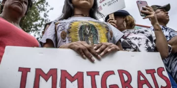 Organizaciones civiles anuncian primera demanda contra Ron DeSantis por ley migratoria SB 1718 de Florida