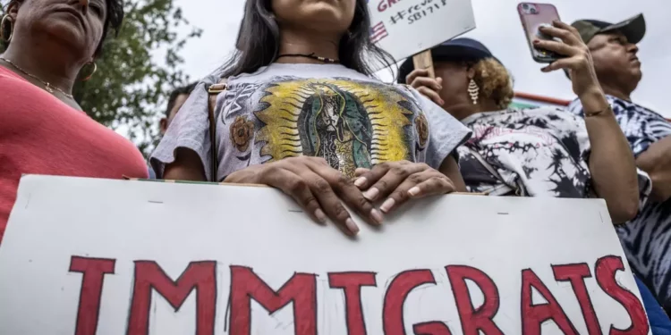 Organizaciones civiles anuncian primera demanda contra Ron DeSantis por ley migratoria SB 1718 de Florida