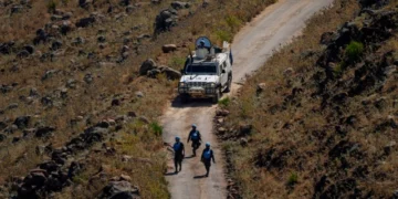 Fuerzas israelíes bombardean un pueblo fronterizo del sur del Líbano tras caer un cohete cerca del territorio en disputa