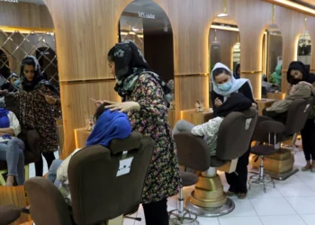 Los talibanes utilizan pistolas eléctricas, mangueras incendiarias y disparos para disolver a las mujeres afganas que protestan contra la prohibición de los salones de belleza