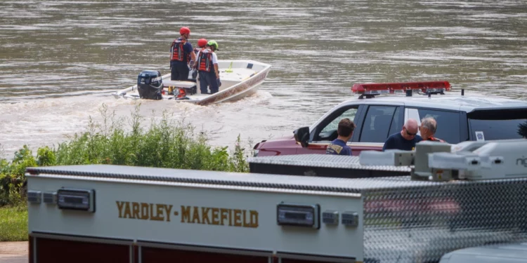 Equipos de rescate salvan a personas inundadas en Kentucky mientras aumenta el número de muertos en el noreste de EE.UU.