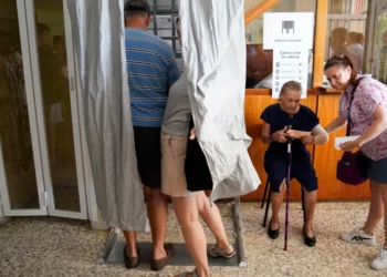 España celebra unas elecciones que podrían convertirla en el último miembro de la UE en virar a la derecha