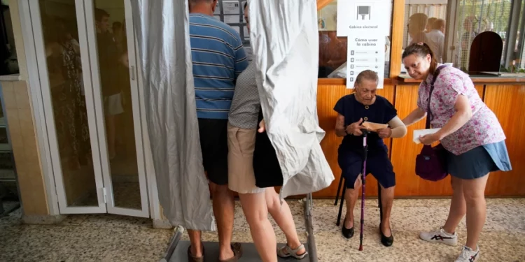 España celebra unas elecciones que podrían convertirla en el último miembro de la UE en virar a la derecha