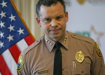 El director de la policía de Miami sale del quirófano tras sufrir una lesión crítica en Tampa mientras la policía de Florida investiga el caso