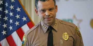 El director de la policía de Miami sale del quirófano tras sufrir una lesión crítica en Tampa mientras la policía de Florida investiga el caso