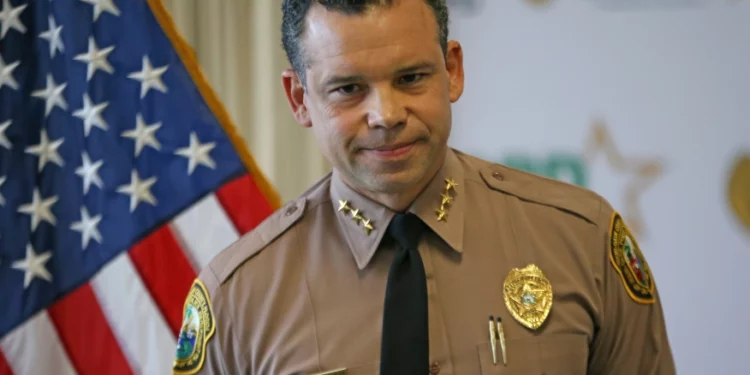 El director de la policía de Miami sale del quirófano tras sufrir una lesión crítica en Tampa mientras la policía de Florida investiga el caso