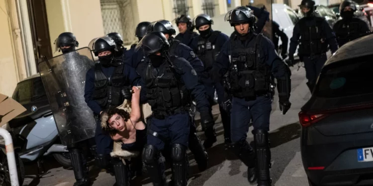 El jefe de la policía nacional francesa dice que los agentes investigados «no tienen sitio en la cárcel