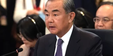 China destituye a su ministro de Asuntos Exteriores, lo que alimenta los rumores de rivalidades en el seno del Partido Comunista.