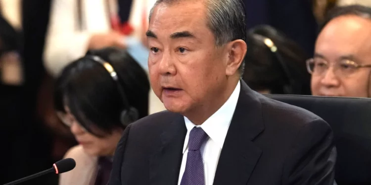 China destituye a su ministro de Asuntos Exteriores, lo que alimenta los rumores de rivalidades en el seno del Partido Comunista.