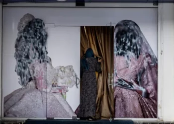 Los talibanes utilizan pistolas aturdidoras, mangueras incendiarias y disparos para disolver a las mujeres afganas que protestan contra la prohibición de los salones de belleza