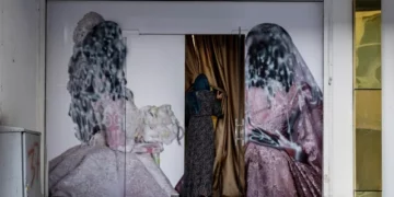 Los talibanes utilizan pistolas aturdidoras, mangueras incendiarias y disparos para disolver a las mujeres afganas que protestan contra la prohibición de los salones de belleza