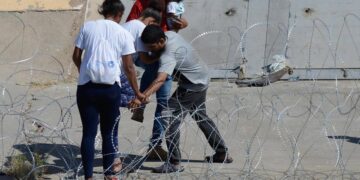 Autoridades de Texas refuerzan barricada de alambre en la frontera sur pese a orden del gobierno para retirarla