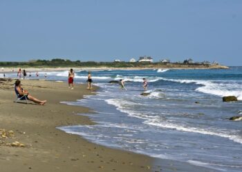 8 playas de RI cerradas al público