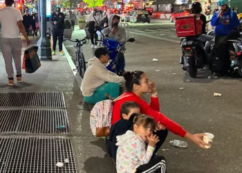 Critican plan del Alcalde Adams para desalentar llegada de nuevos migrantes a Nueva York