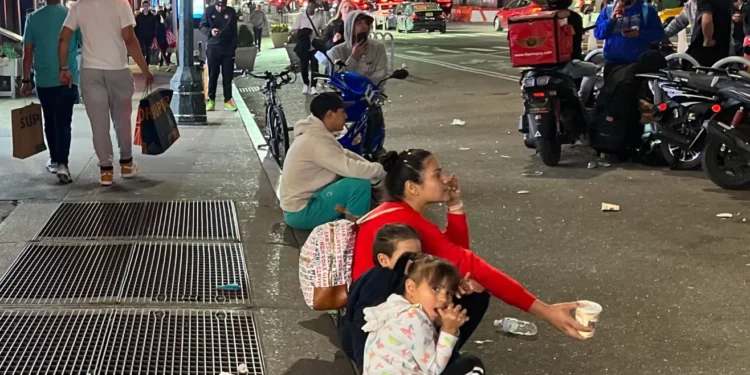 Critican plan del Alcalde Adams para desalentar llegada de nuevos migrantes a Nueva York