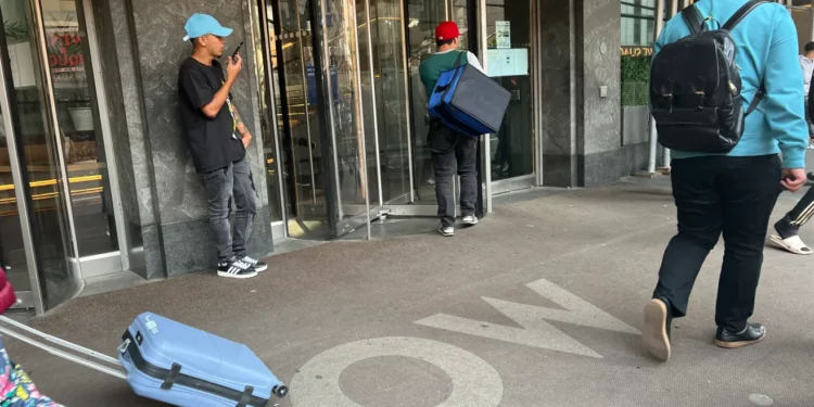 Migrantes adultos en refugios y hoteles de NYC tendrán 60 días para buscar alojamiento