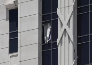 Hombre es arrestado tras presuntamente tener a una mujer de rehén en una habitación del Caesars Palace en Las Vegas