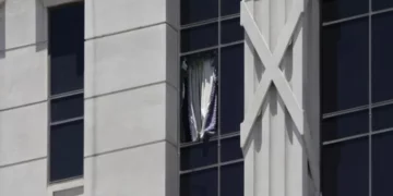 Hombre es arrestado tras presuntamente tener a una mujer de rehén en una habitación del Caesars Palace en Las Vegas