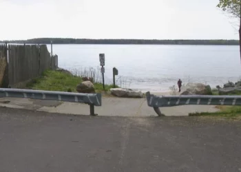 Muere un hombre tras ser sacado del agua en Warwick