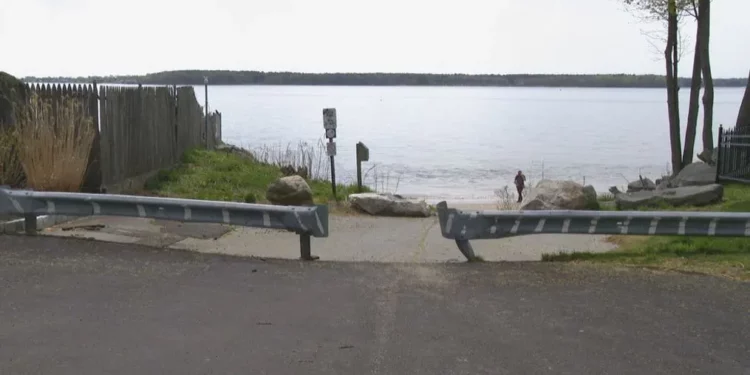 Muere un hombre tras ser sacado del agua en Warwick