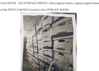 En el caso Trump, el Departamento de Justicia revela partes previamente tachadas de la solicitud de orden de registro