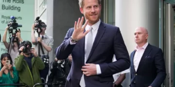 Un juez permite que la demanda por espionaje del príncipe Harry contra el editor del tabloide The Sun vaya a juicio