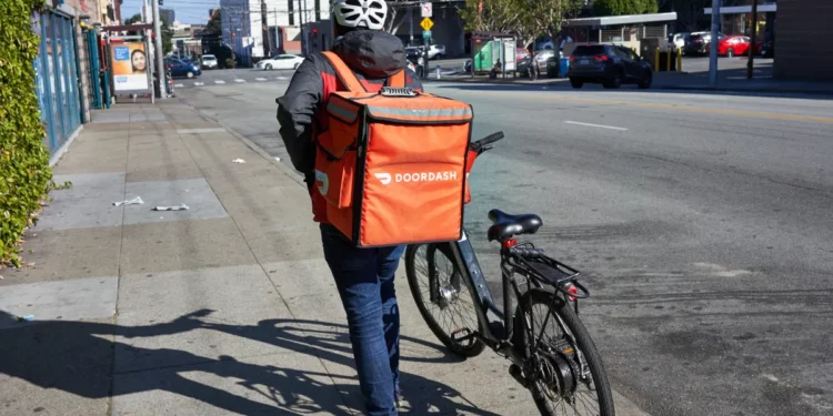 Juez detiene aumento de salario mínimo a repartidores en Nueva York tras demandas de Uber, Grubhub y DoorDash