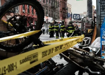 FDNY emite orden de desalojo para tienda de bicicletas eléctricas de Brooklyn tras hallar múltiples baterías de iones de litio