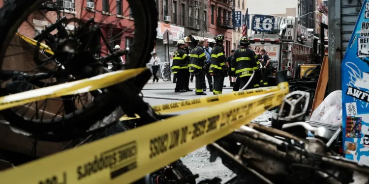 FDNY emite orden de desalojo para tienda de bicicletas eléctricas de Brooklyn tras hallar múltiples baterías de iones de litio